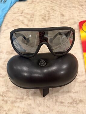 Moncler women’s sunglasses like new with case